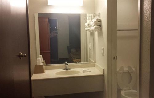 Travel Inn Шаронвилл Экстерьер фото